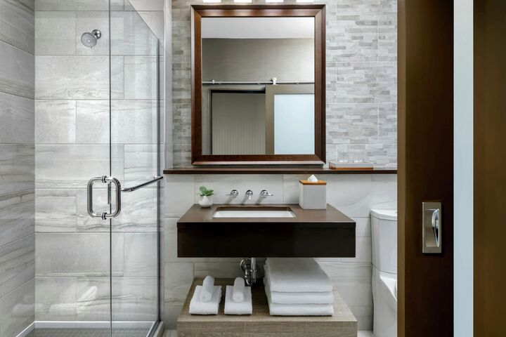 Deluxe 2 Queens - Bathroom