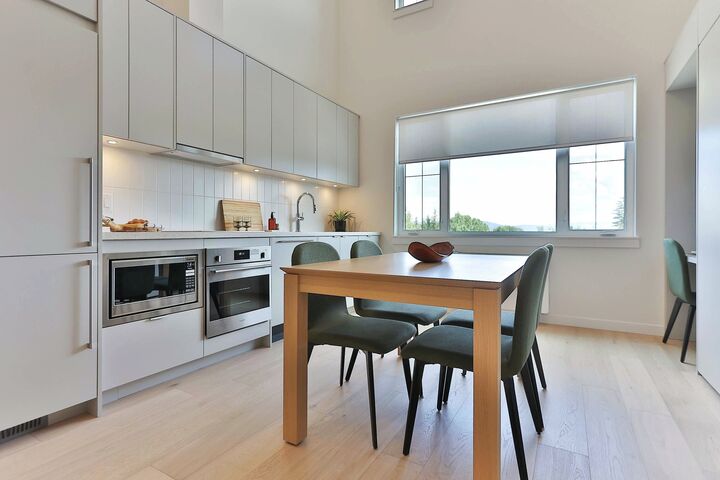 Dining Area & Kitchen
