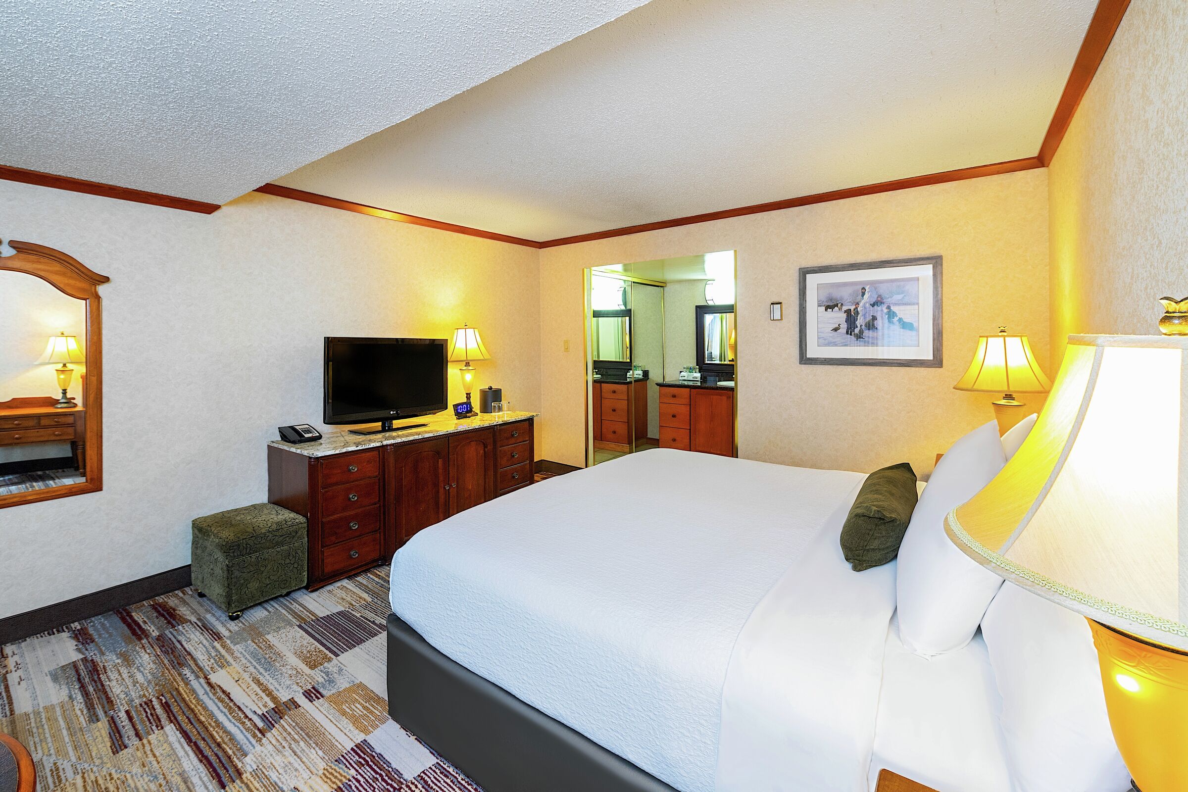 1 Queen - Hotel Room Sleeping Area