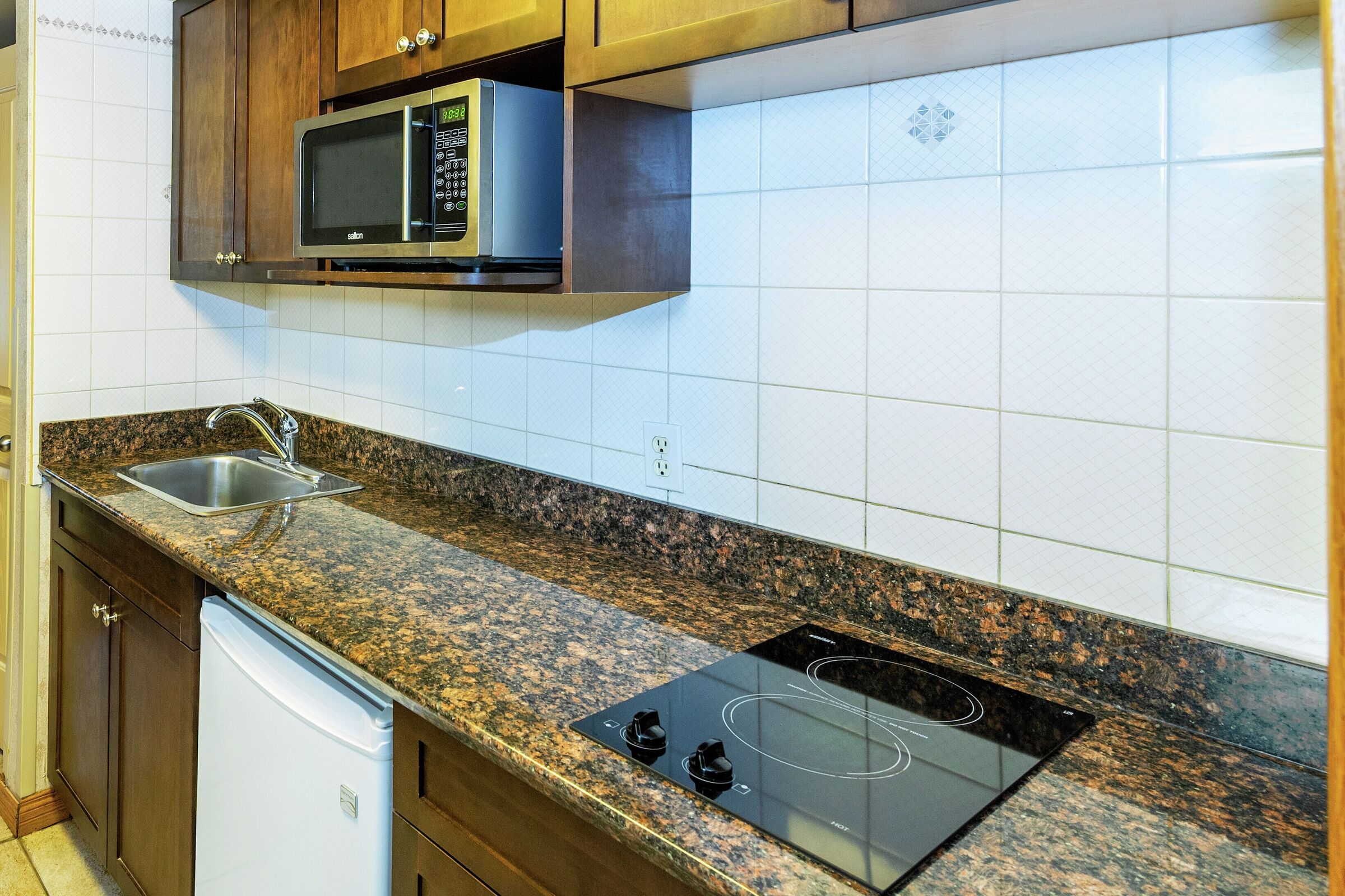 Queen/2Twin - Hotel Room Kitchenette