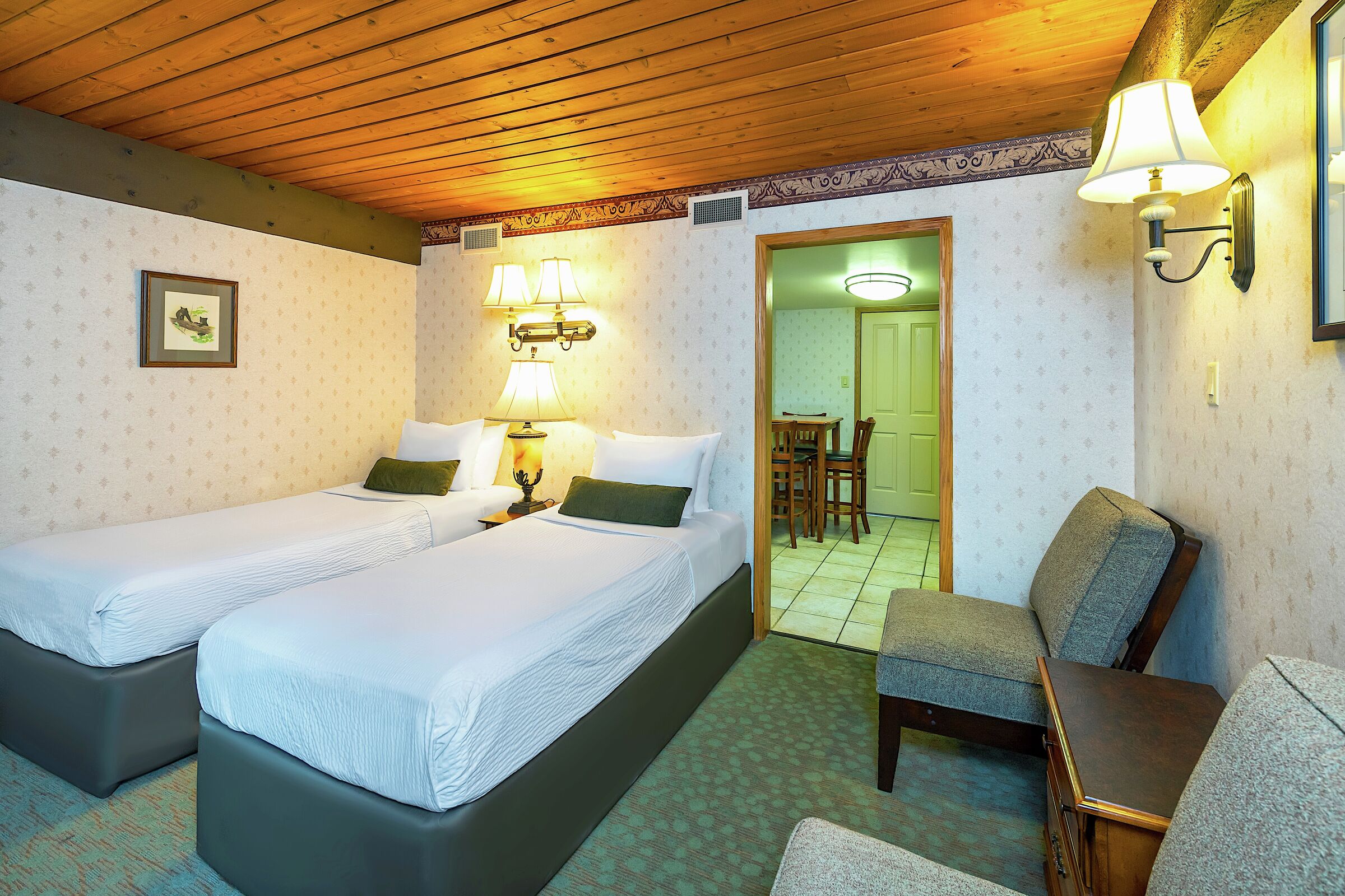 Queen/2Twin - Hotel Room Sleeping Area