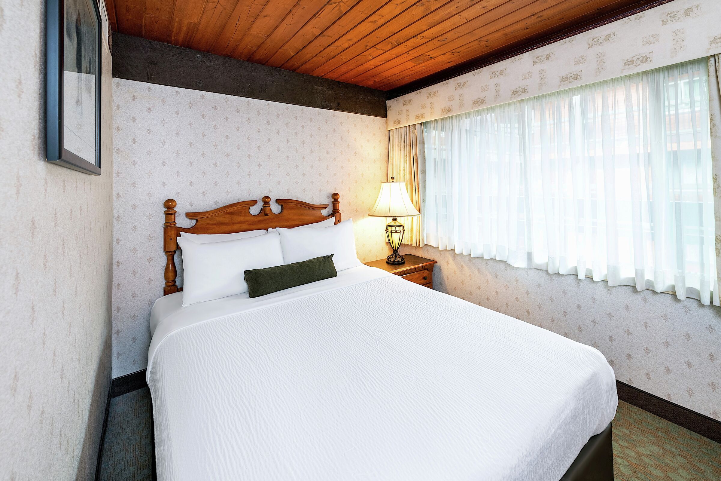 Queen/2Twin - Hotel Room Sleeping Area