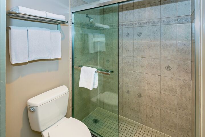 2 Queens - Hotel Room Bathroom