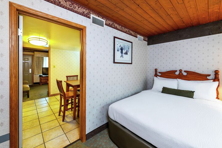 2 Queens - Hotel Room Sleeping Area