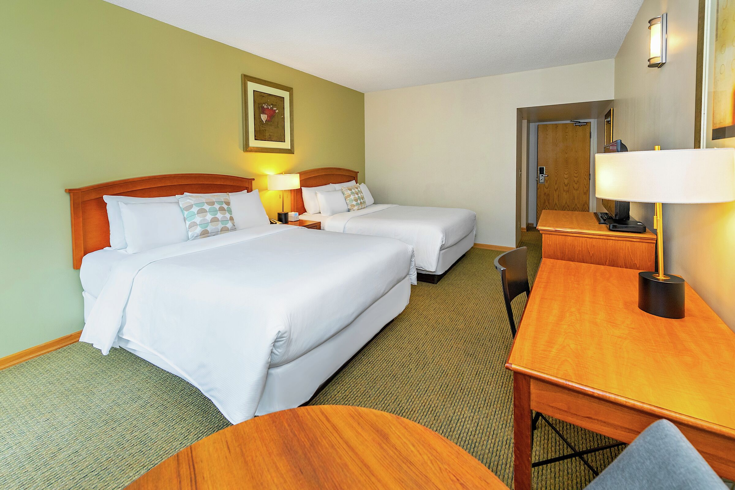 2 Queens - Hotel Room Sleeping Area