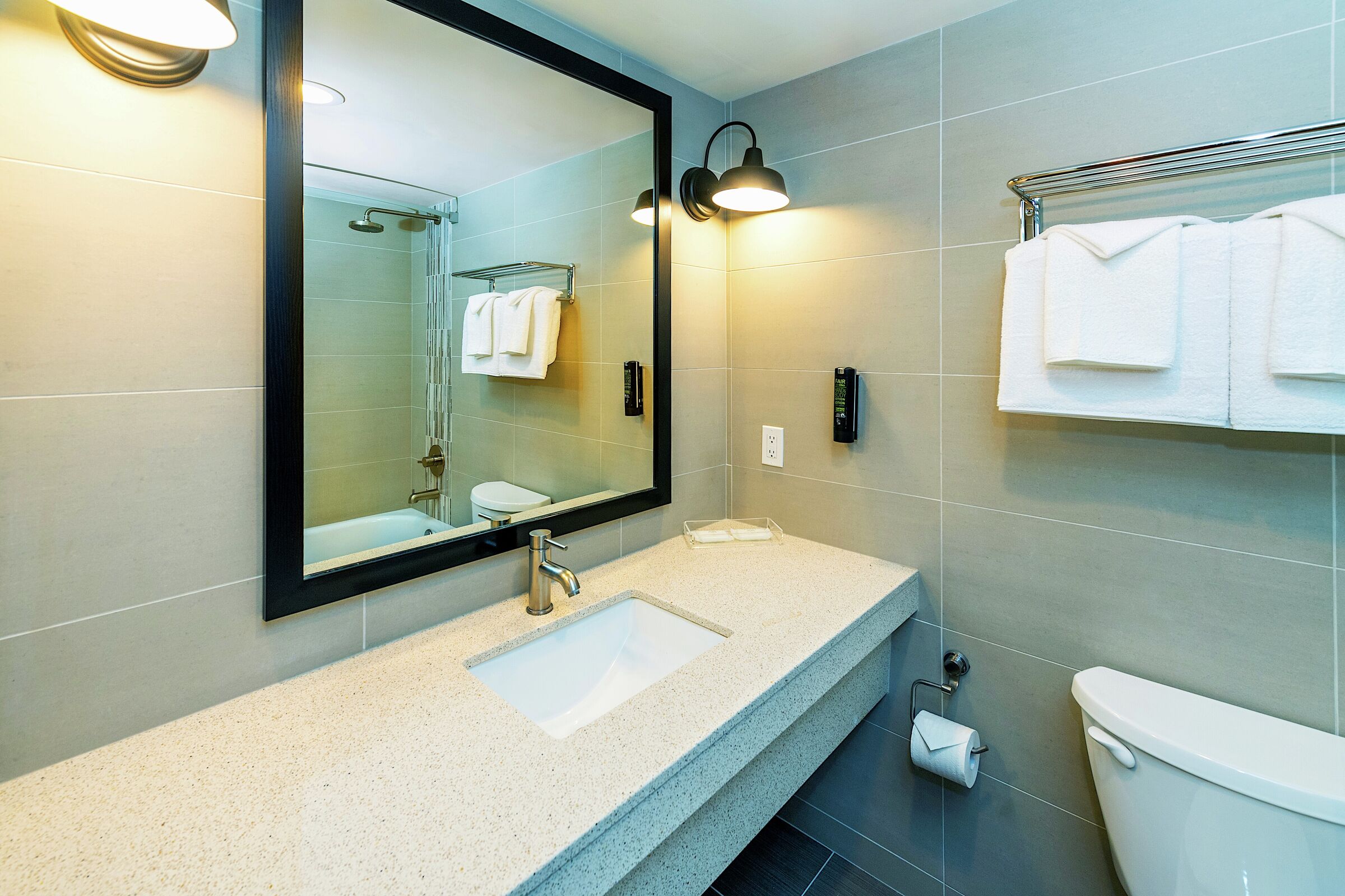 2 Queens - Hotel Room Bathroom