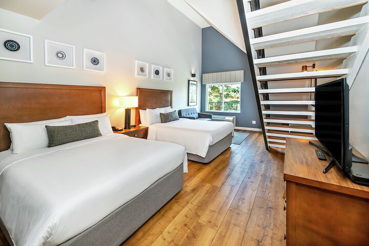 Loft Suite - 3 Queens - Hotel Room Sleeping Area