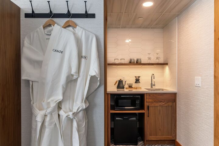 2 Queens - Wet Bar