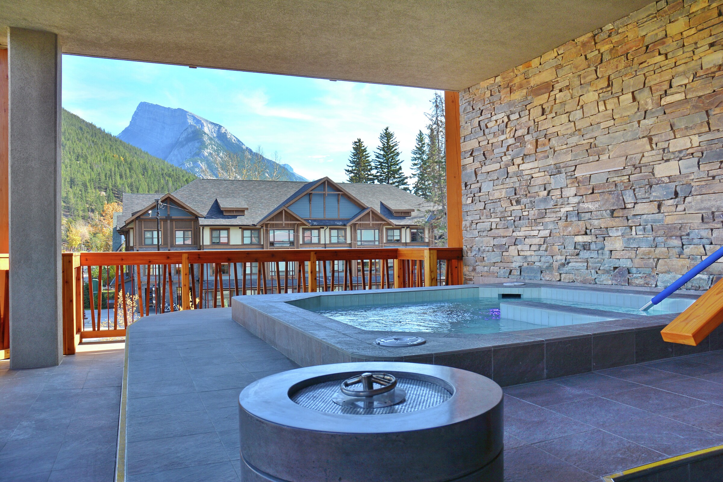 Meadow Spa & Pools Outdoor Hot Tub