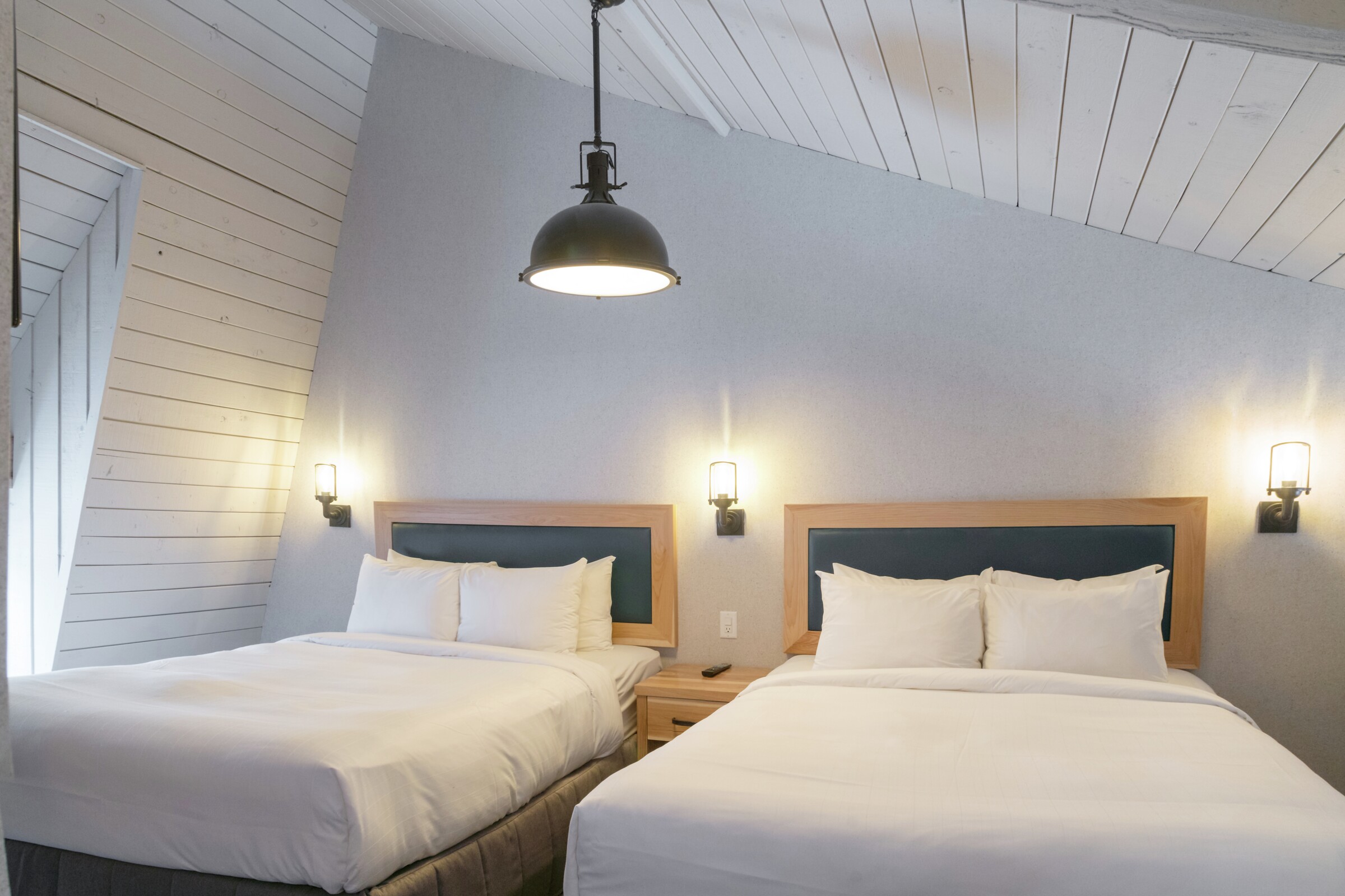 Q/QQ - Queen Loft Bedroom