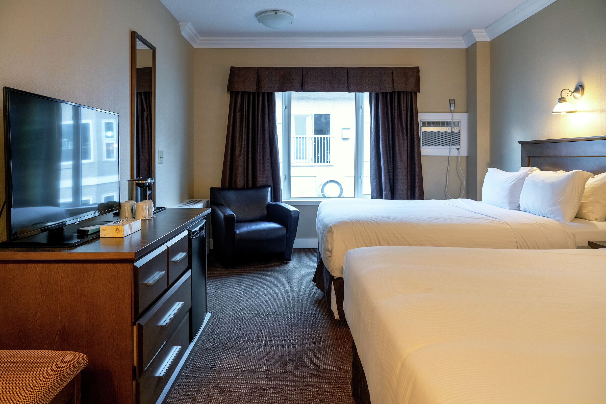 2 Queens - Bedroom