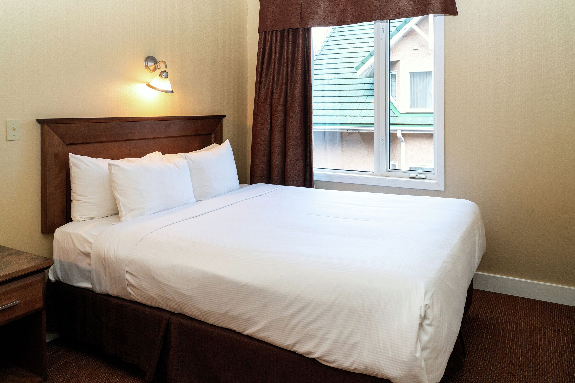 3 Queens - Bedroom