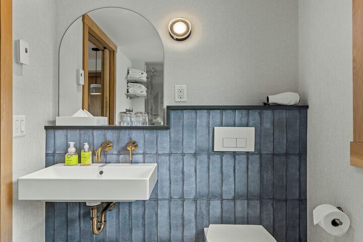 King - Hotel Room Bathroom