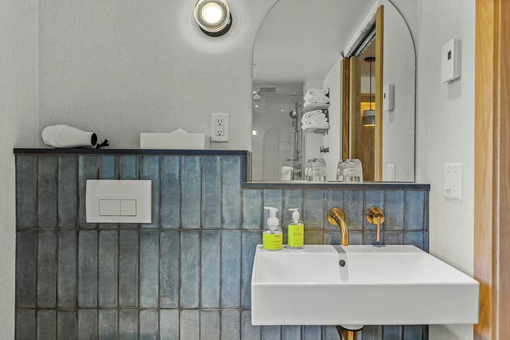2 Queen - Hotel Room Bathroom