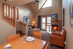 Premier 2 Bdrm Loft & Games Room - Living Room
