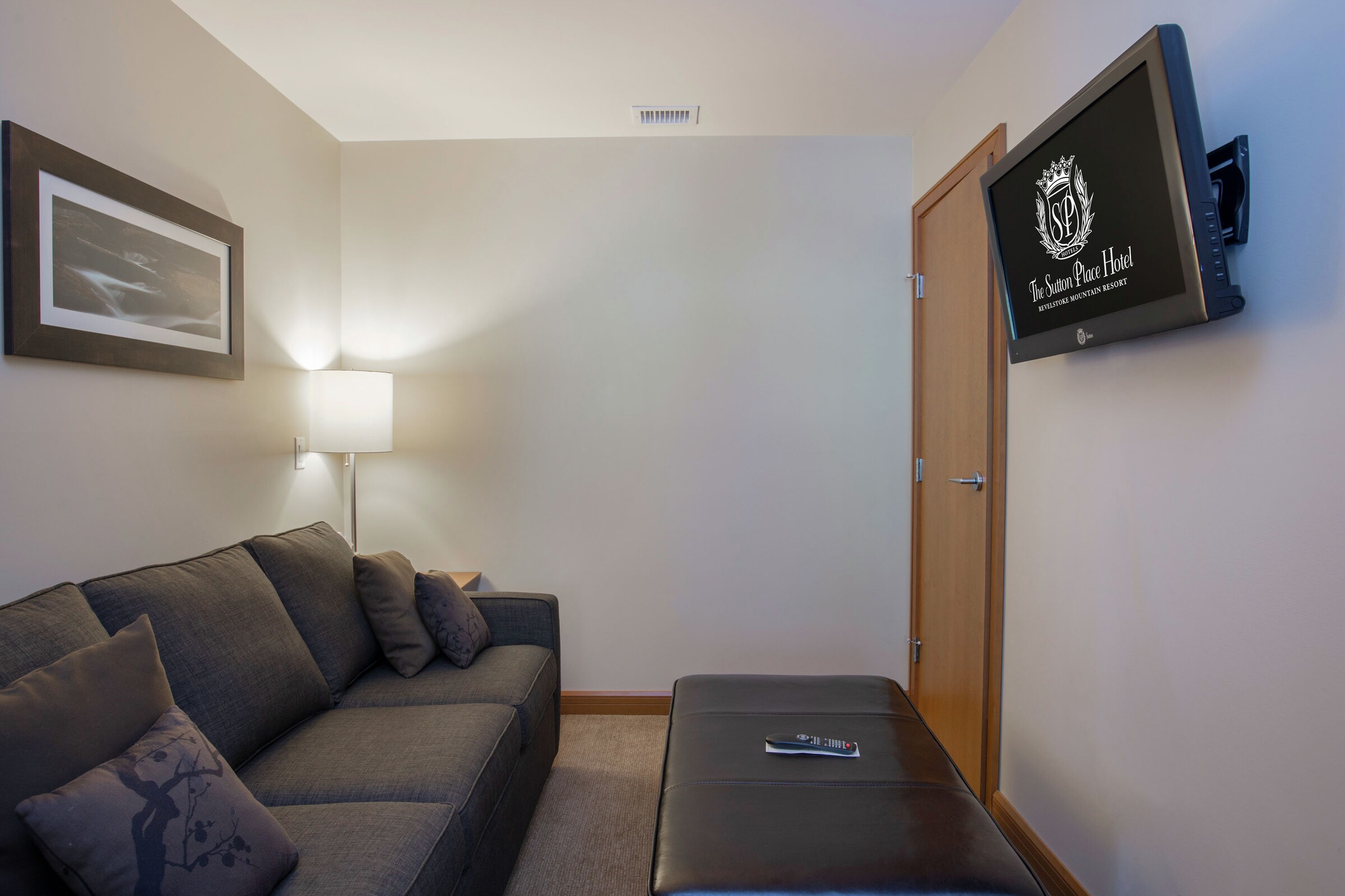 Classic - 1 Bdrm Premium Suite Den
