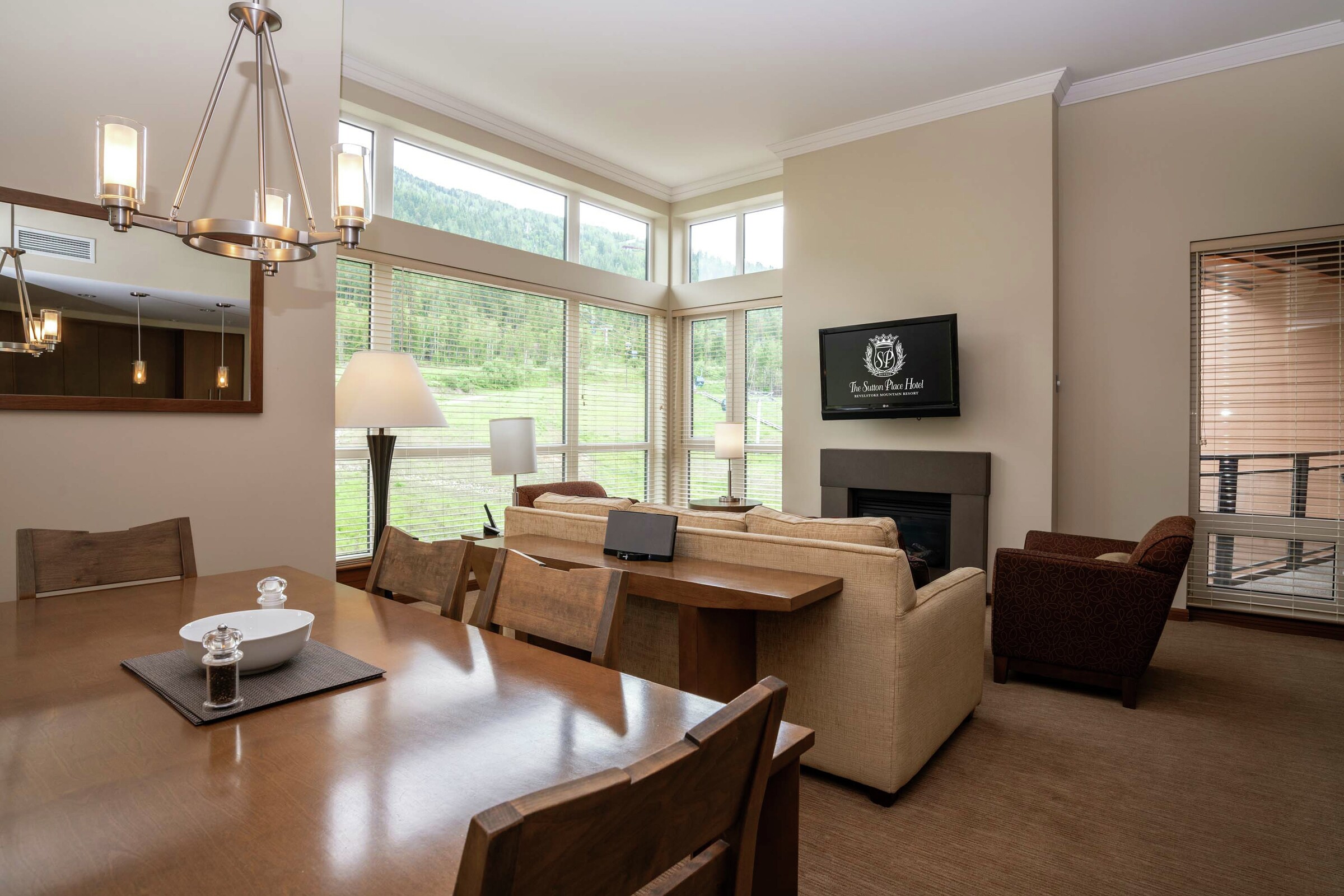 Classic - 2 Bdrm Premium Suite Dining Area & Living Area