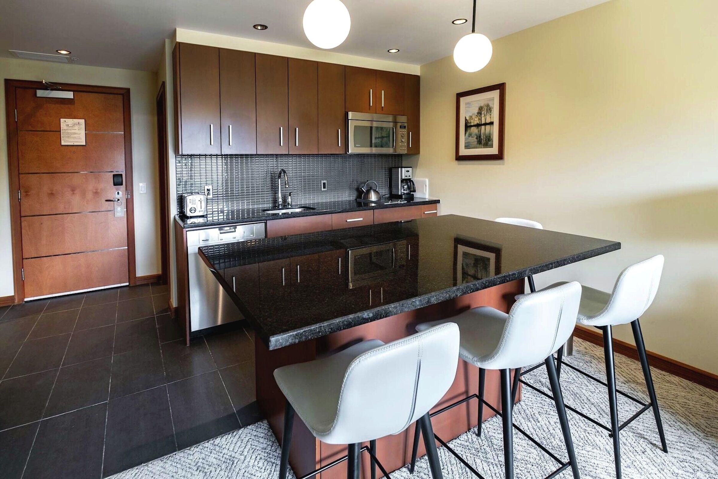 1 Bdrm Premium Suite Dining Area & Kitchen