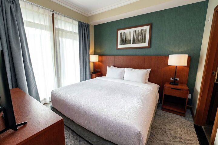 Renovated - 1 Bdrm Premium Suite Bedroom