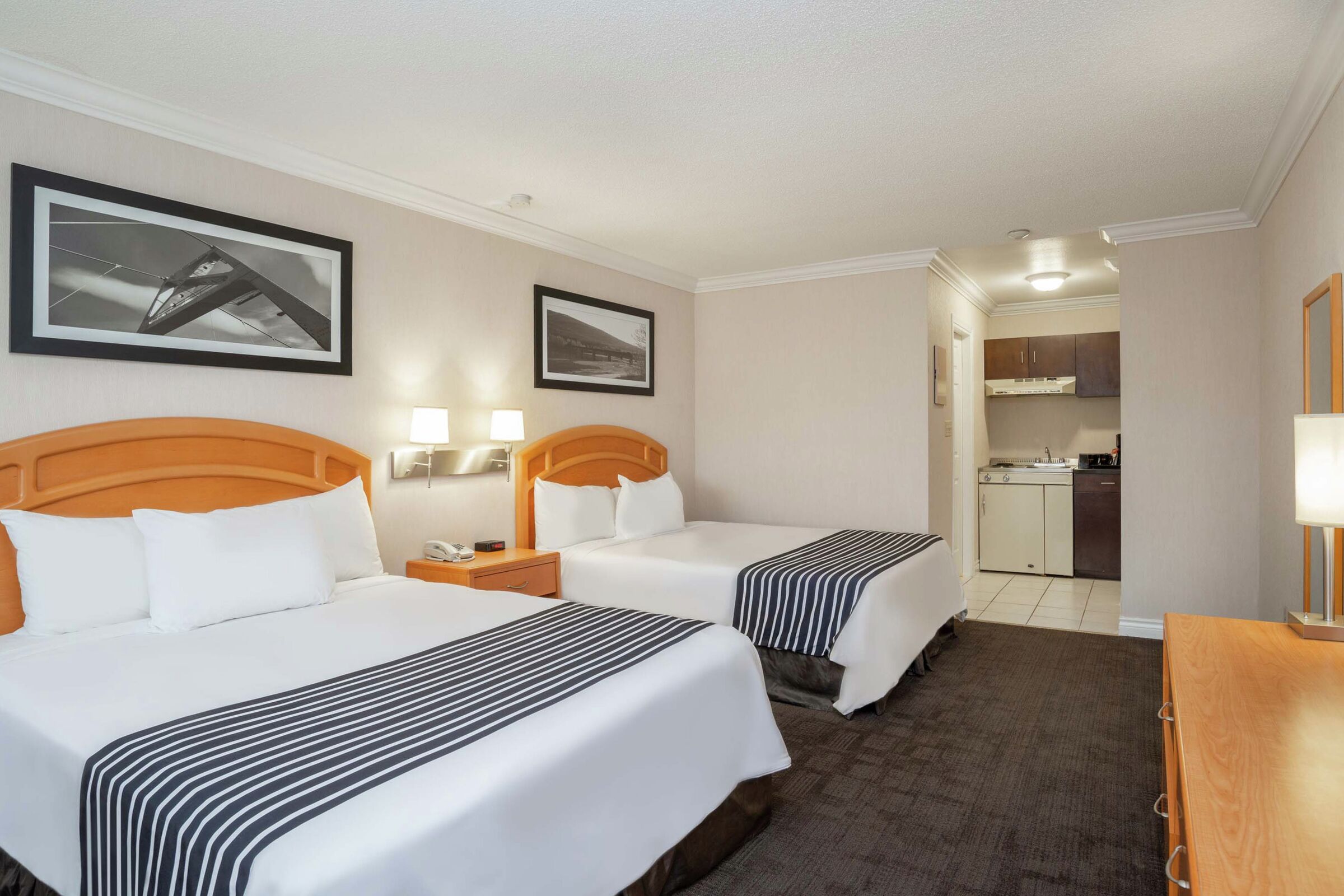 2 Queens - Two Queen Kitchenette Room