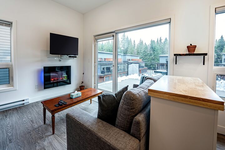 #2200 - Niska's Den - Living Area