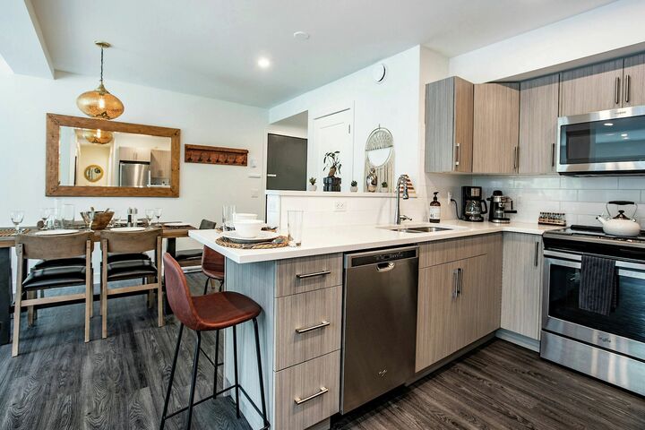 #4202 - L'Austin Reve - Kitchen & Dining Area