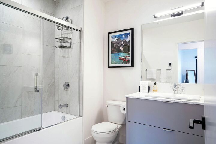 #3208 - Huckin' Harry's - Bathroom