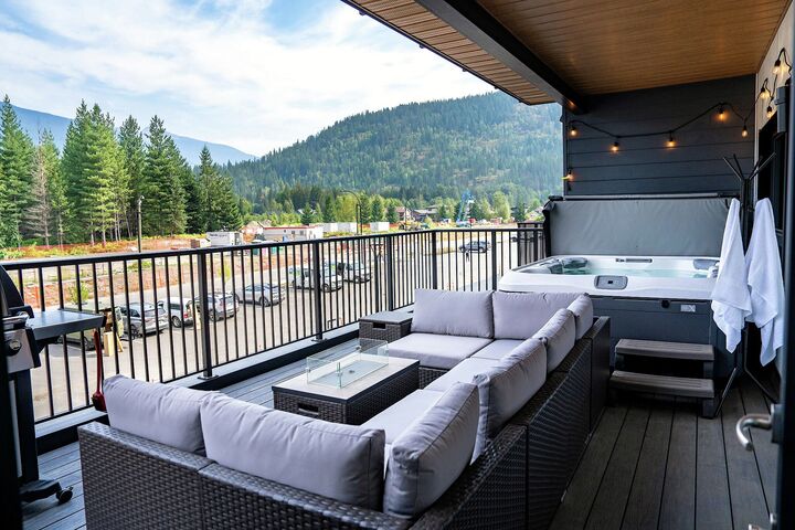 #3208 - Huckin' Harry's - Balcony with BBQ and Hot Tub
