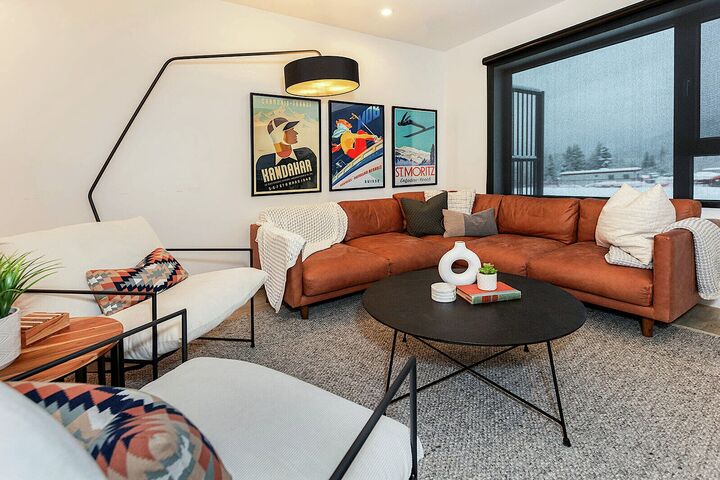 #3208 - Huckin' Harry's - Living Room