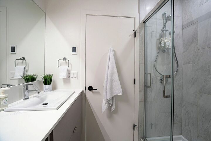 #3208 - Huckin' Harry's - Master Ensuite Bathroom