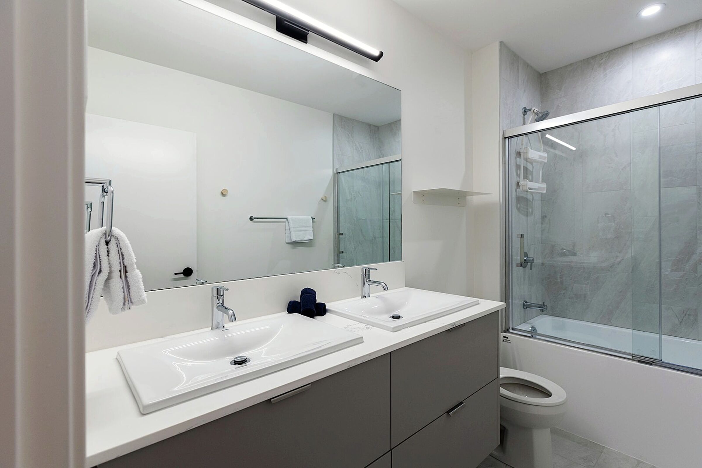 #4202 - Ensuite Bathroom