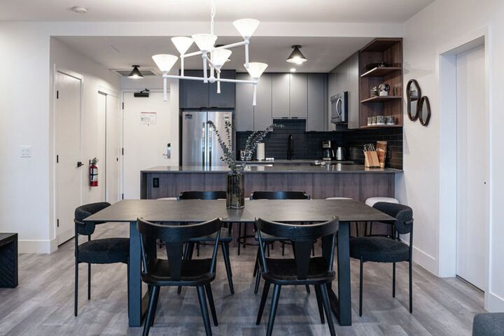 #4305 - Knuckle Hucks - Dining Area & Kitchen