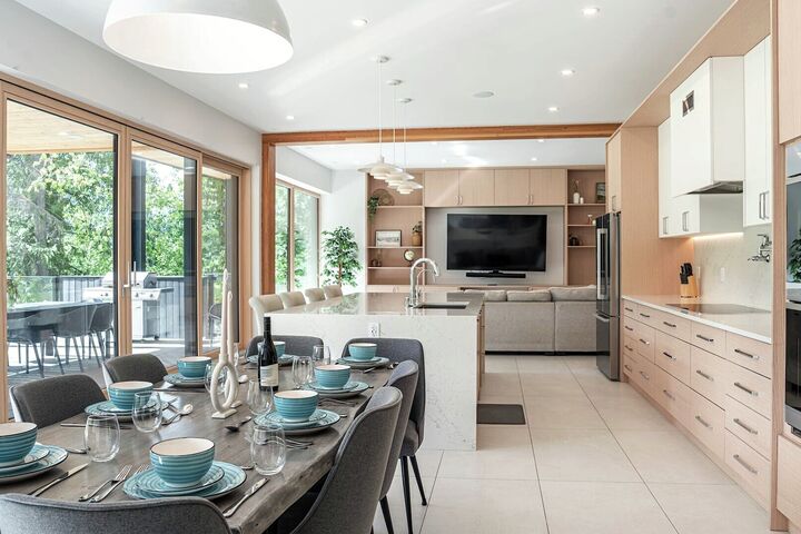 Dining Area & Kitchen