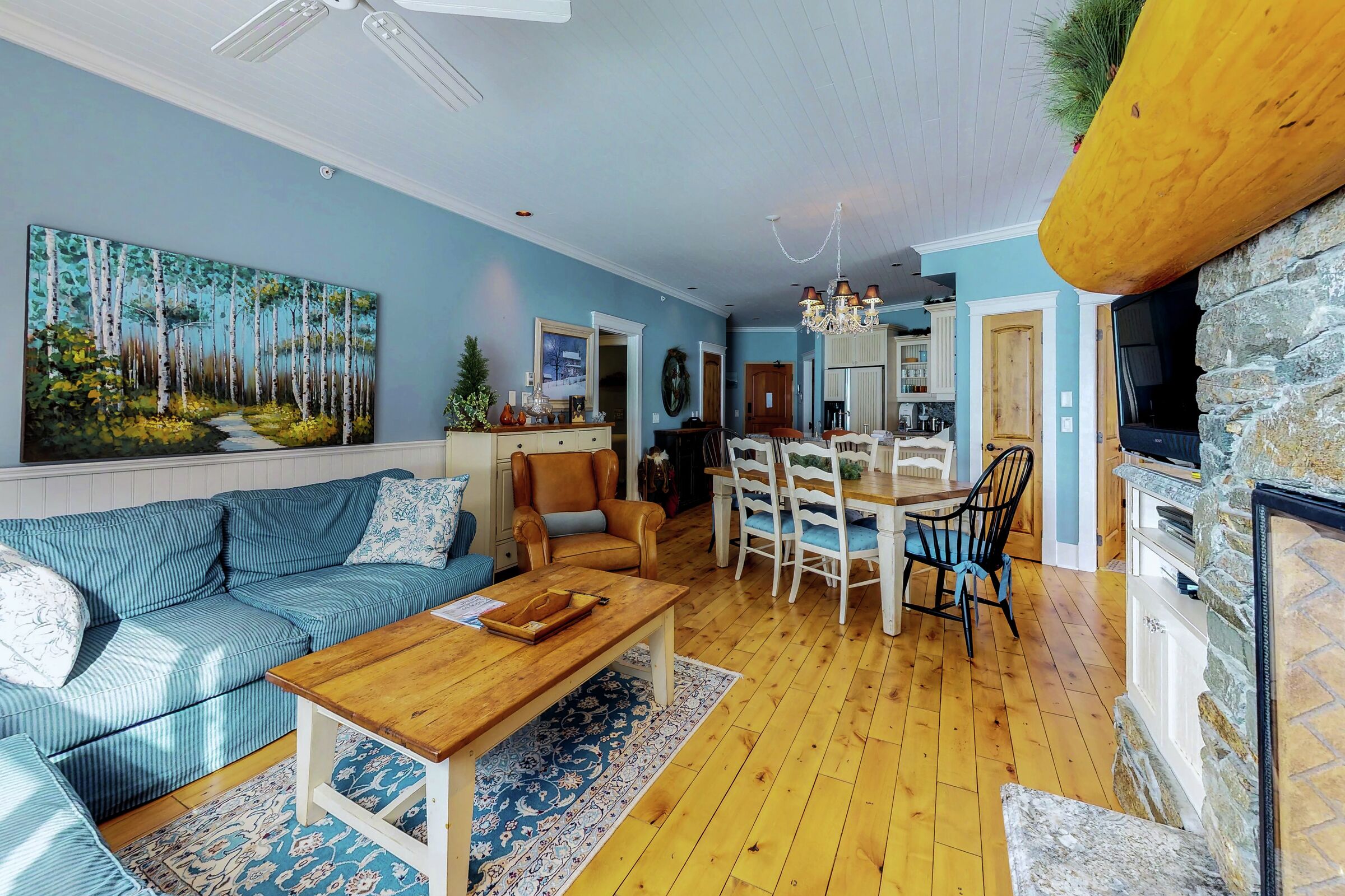 #4607 - Living Room & Dining Room