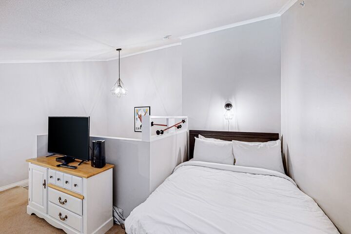 #401 - Hilltop Hideaway - Loft Bedroom