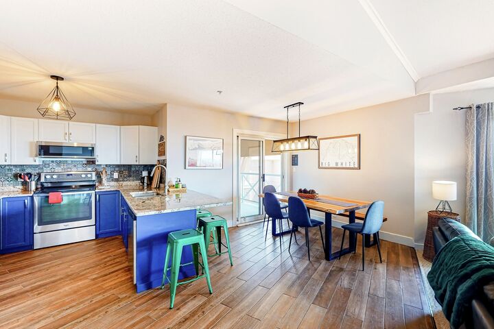 #401 - Hilltop Hideaway - Kitchen & Dining Area