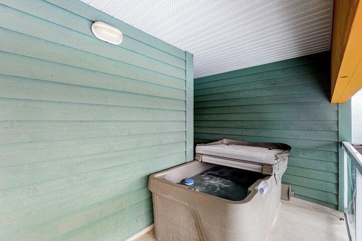 #401 - Hilltop Hideaway - Balcony with Hot Tub