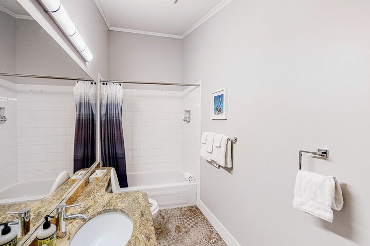 #401 - Hilltop Hideaway - Loft Ensuite Bathroom