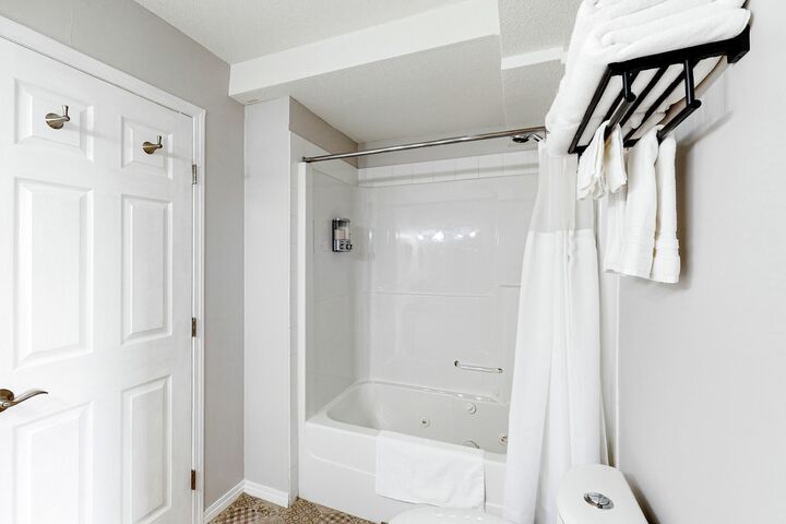#401 - Hilltop Hideaway - Ensuite Bathroom