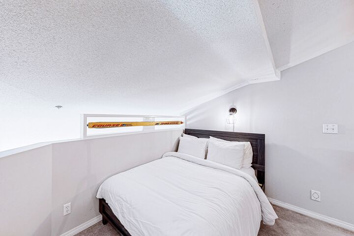 #401 - Hilltop Hideaway - Loft Bedroom