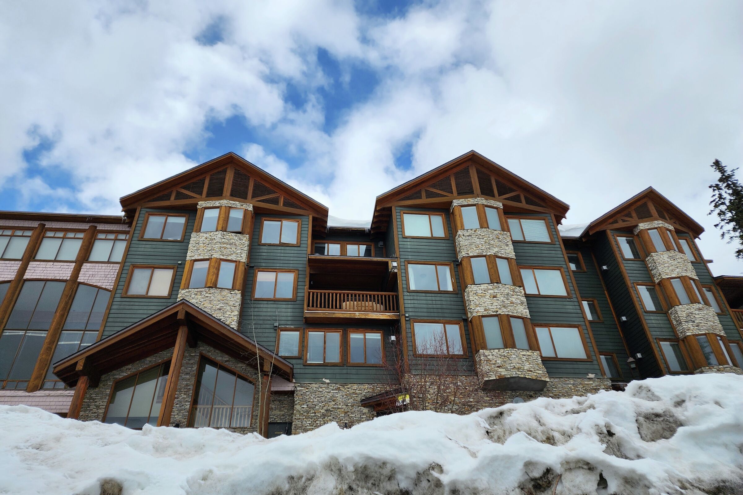 Grizzly Lodge at Big White Mountain