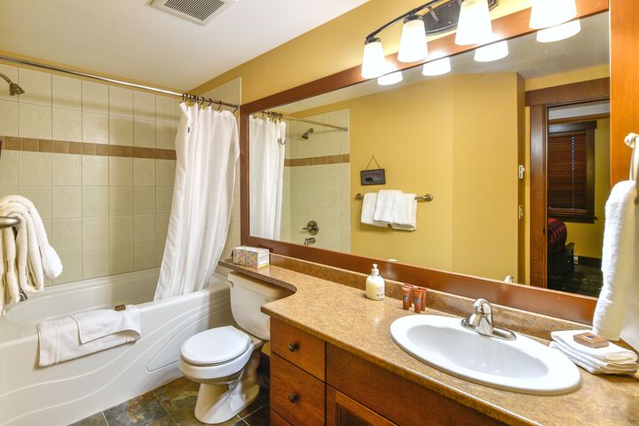 C105 - Ensuite Bathroom