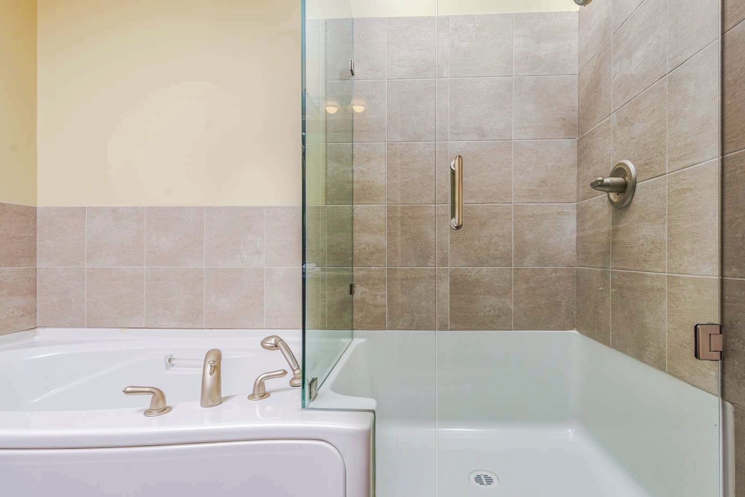 A206 - Master Ensuite Bathroom