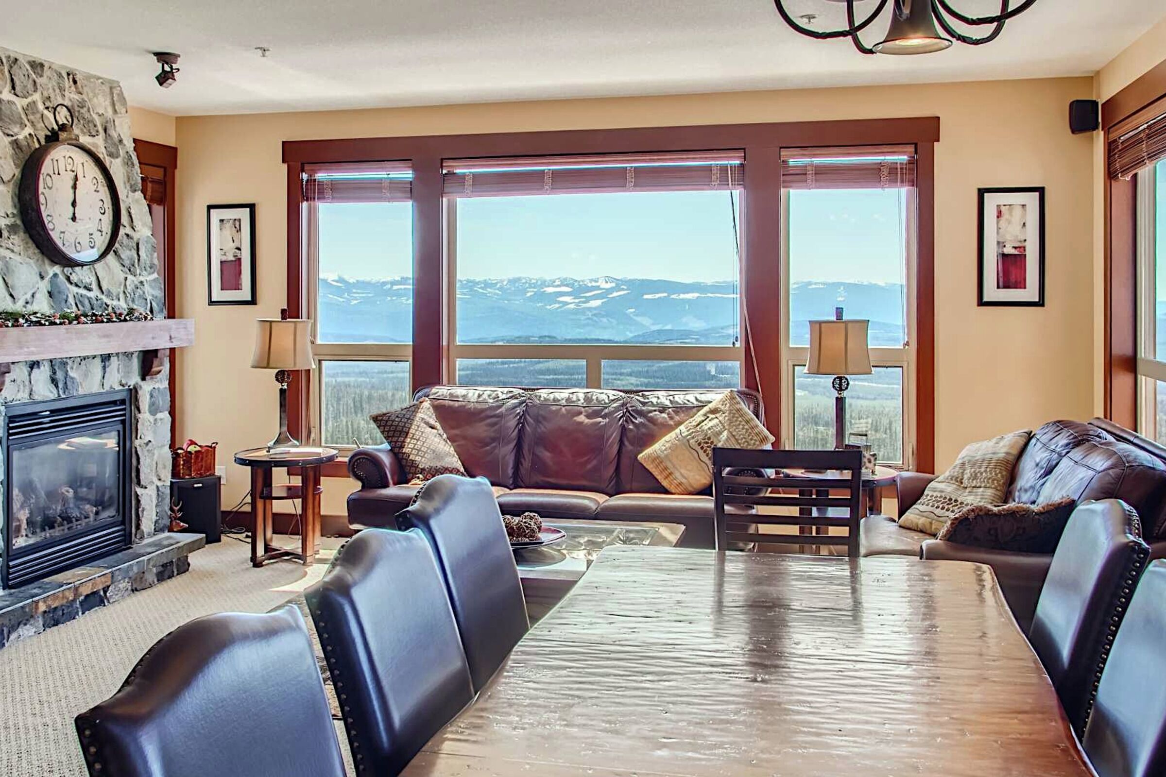 C304 - Living Room & Dining Room