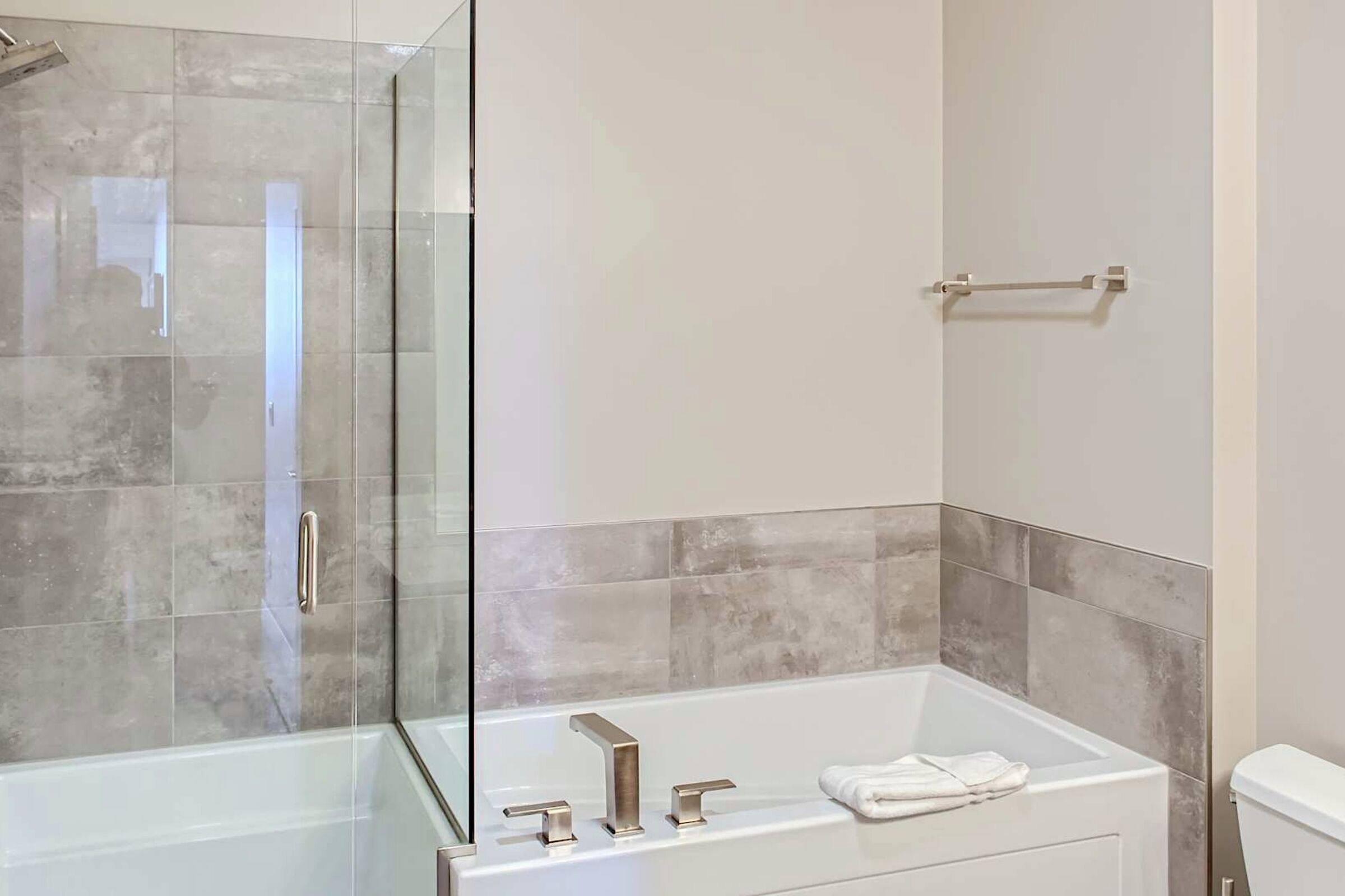 B401 - Master Ensuite Bathroom