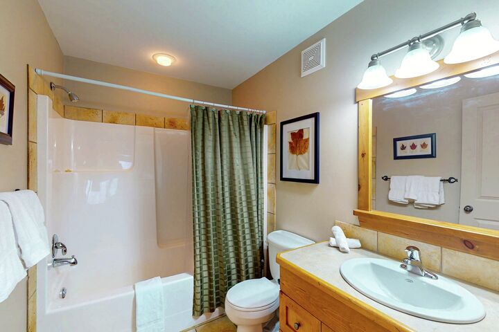 4 Bdrm 3.5 Bath HT - Ensuite Bathroom