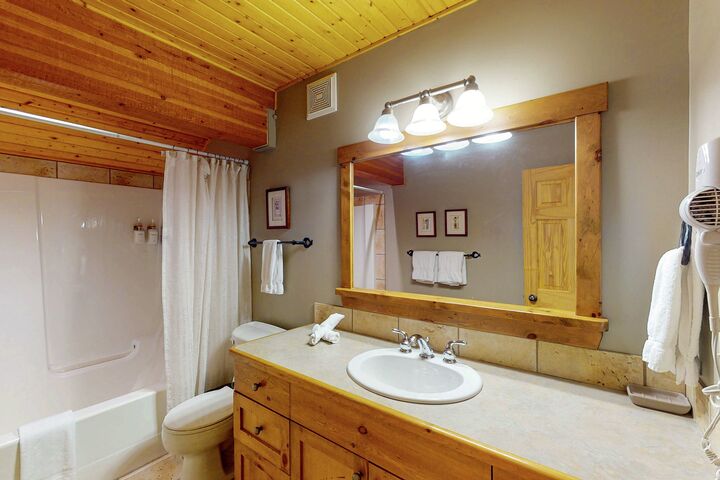 4 Bdrm 3.5 Bath HT - Master Ensuite Bathroom