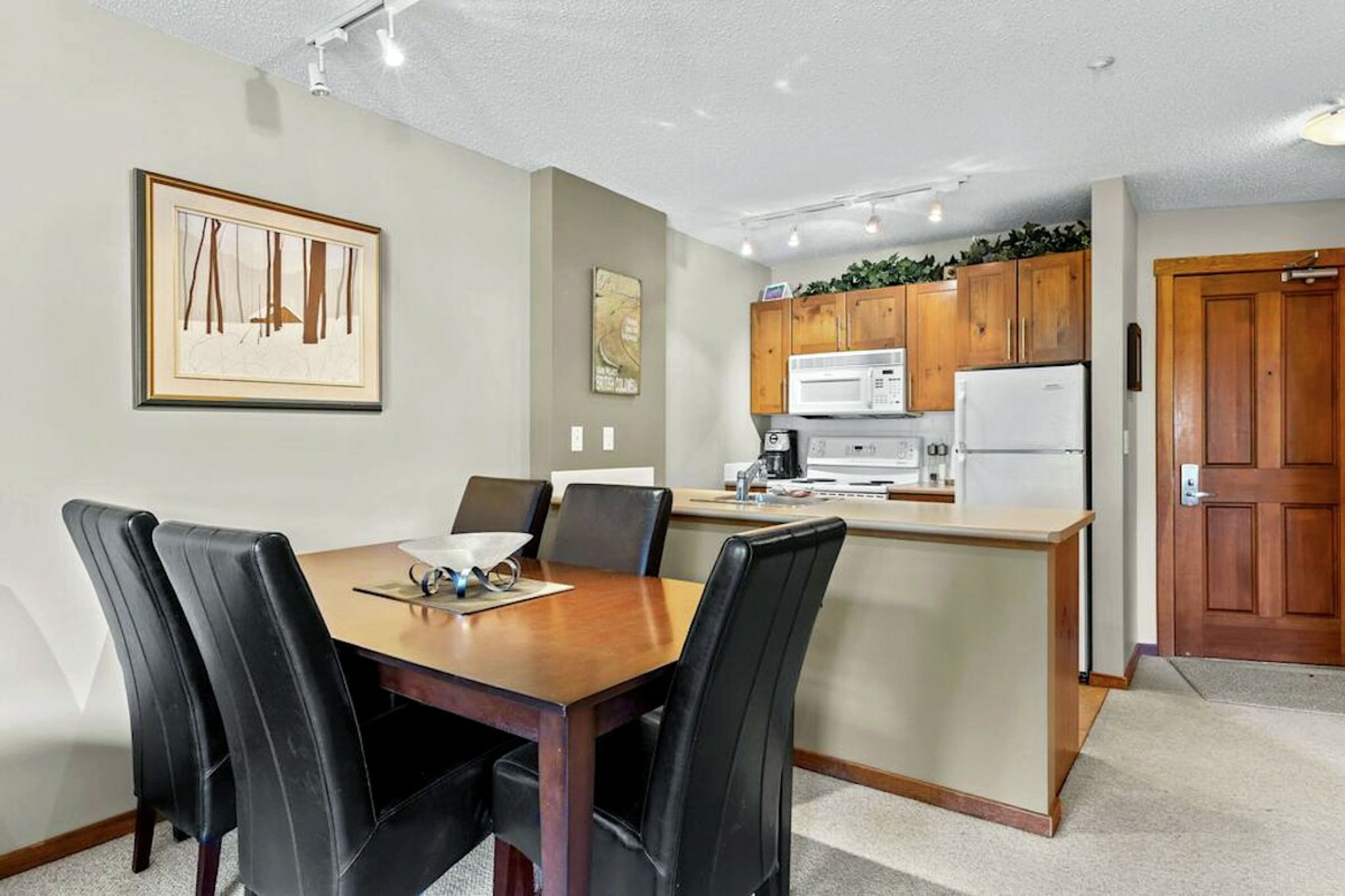#321 - Dining Room & Kitchen