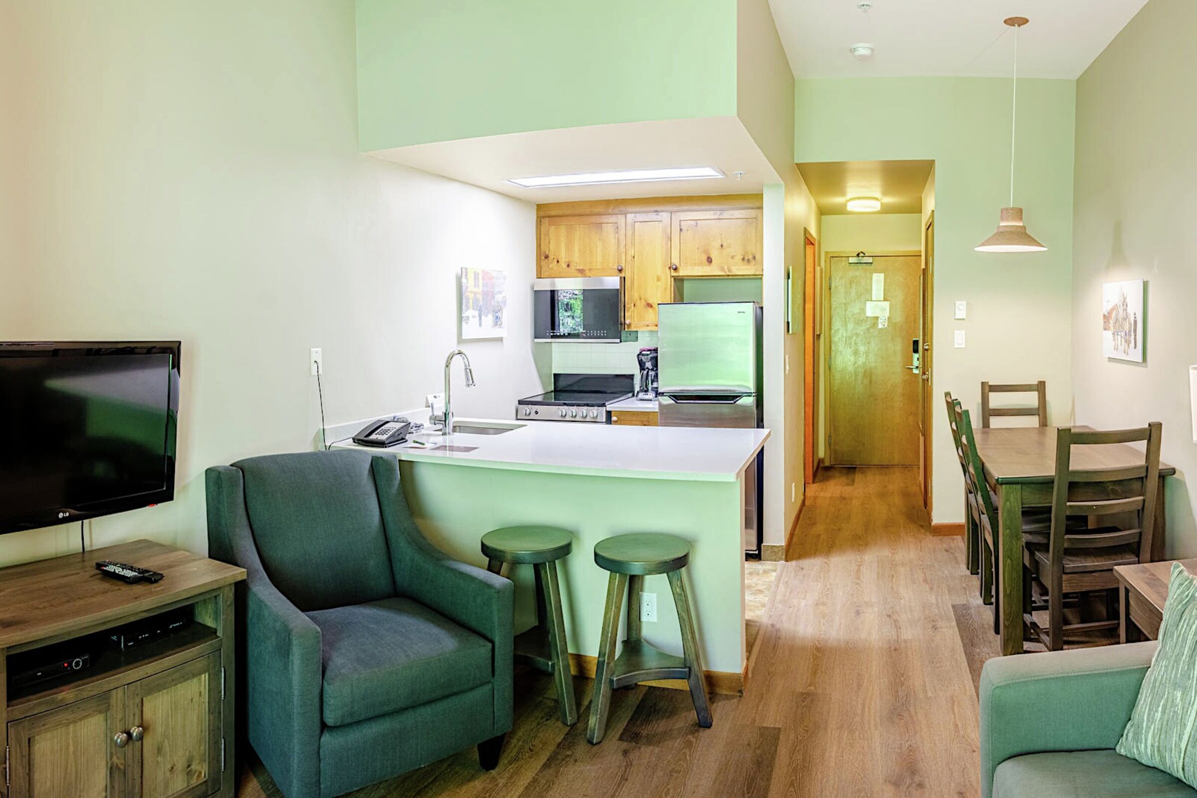 #145/147 - Kitchen & Dining Room