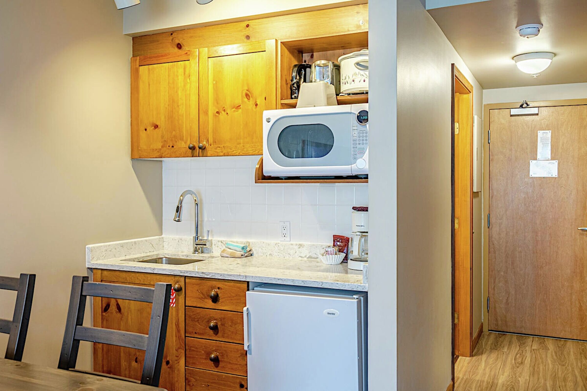 #315 - Studio Dining Area & Kitchen